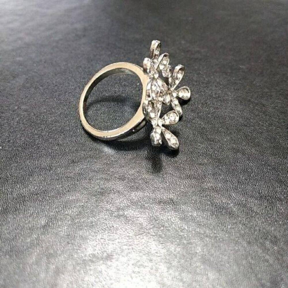 *Sale* Silver tone rhinestone flower ring size 7 - Picture 4 of 6